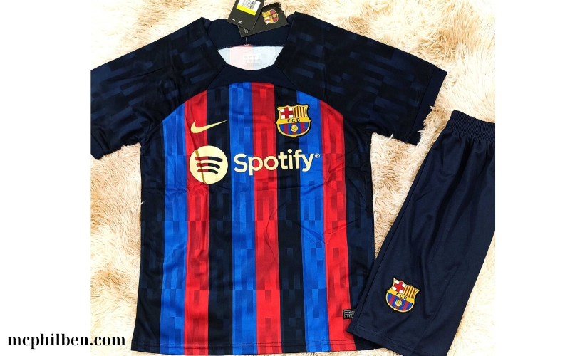 Áo in logo đội Barcelona (4)